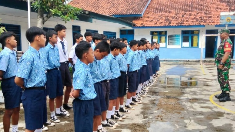 Perkuat Karakter Siswa, Babinsa Koramil Ciranjang Berikan Materi Wasbang dan Disiplin
