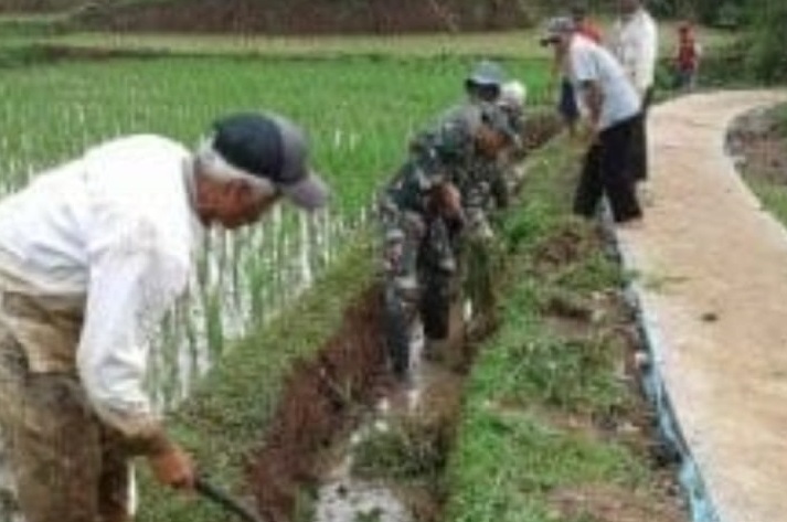 Babinsa Desa Cisarandi Pimpin Aksi Karya Bakti Bersihkan Jalan Desa