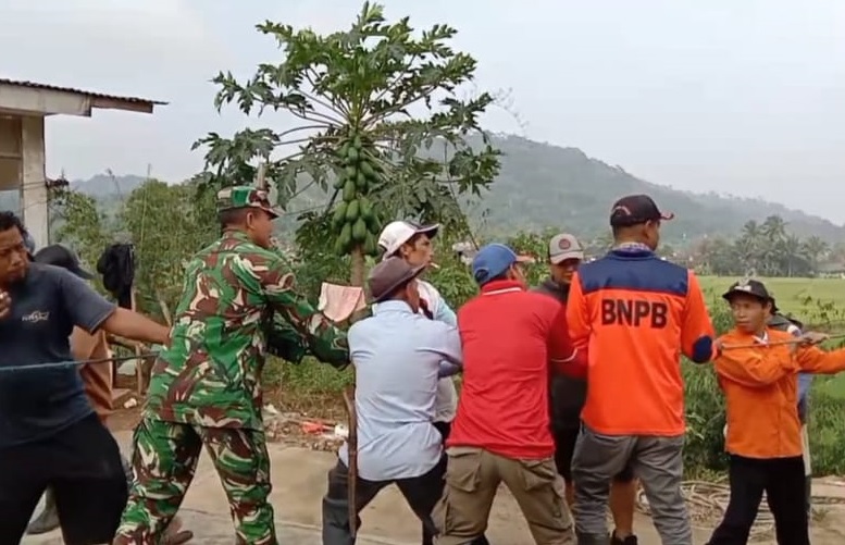 Bahu-Membahu di Tengah Puing: Babinsa Cimenteng dan Tim Gabungan Evakuasi Rumah Terdampak Bencana