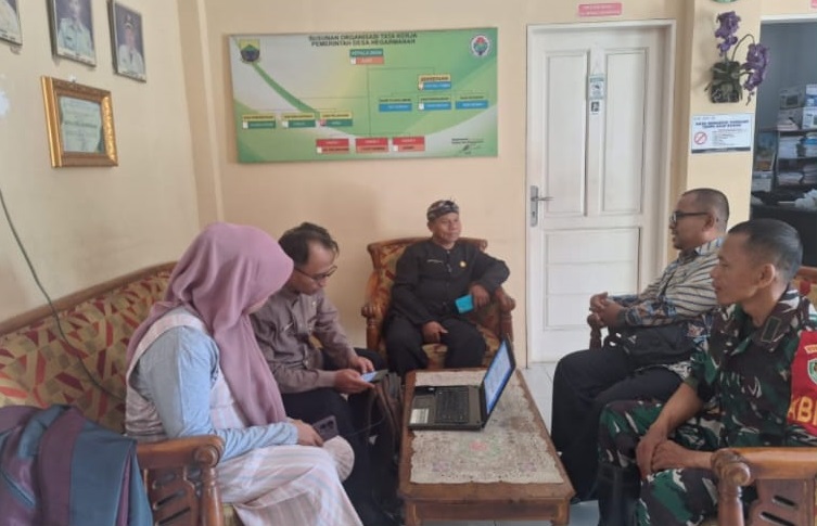 Perkuat Sinergi Kewilayahan, Babinsa Desa Hegarmanah Gelar Komsos Bersama Perangkat Desa