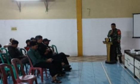 Pererat Silaturahmi, Babinsa Serma Oggi Yuli Arfianto Gelar Komsos Bersama Perangkat Desa Ciguha