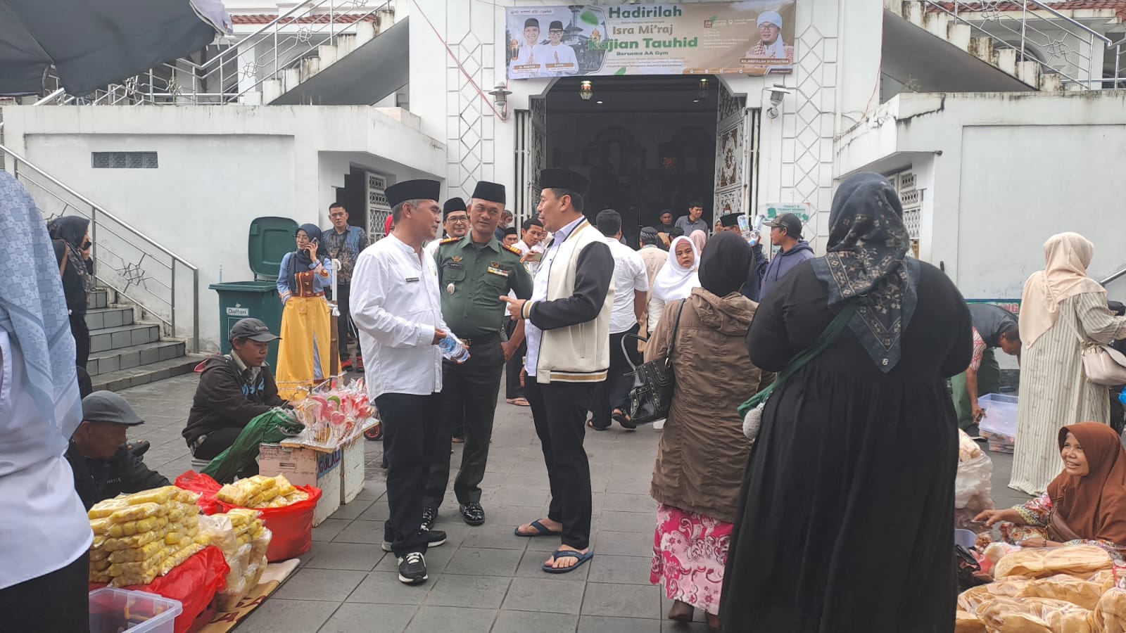 Danramil 0608-01/Kota Hadiri Peringatan Isra Mi’raj Tingkat Kabupaten Cianjur di Masjid Agung