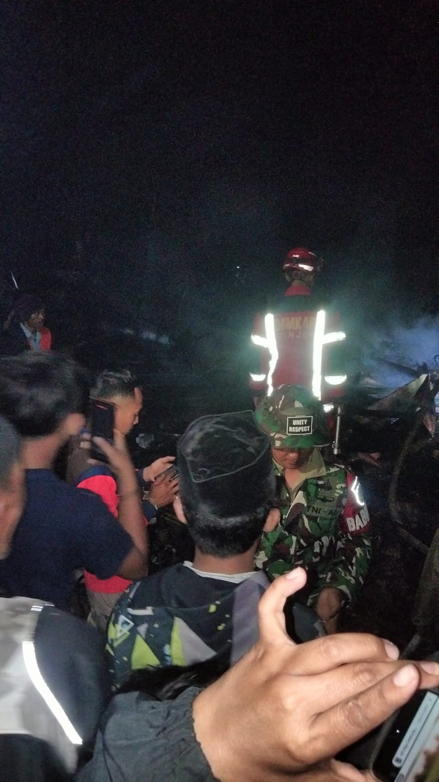 Babinsa Desa Pangadegan Sigap Bantu Evakuasi Kebakaran Rumah di Kampung Seroja