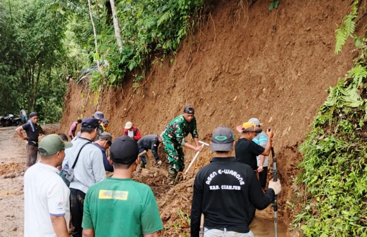 Sinergi Tanpa Batas: Serka Hery Supriatna Bersama Warga Padasuka Bahu-Membahu Bersihkan Material Tanah