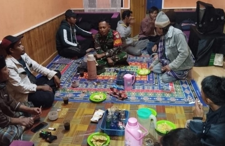 Pererat Silaturahmi, Serda Koko Laksanakan Komsos Hangat Bersama Warga Mekarmukti