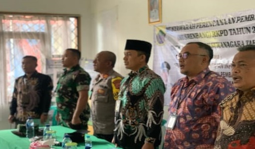 Sinergi Kawal Pembangunan: Sertu Harmoko dan Bhabinkamtibmas Hadiri Musrenbang Desa Sukalaksana