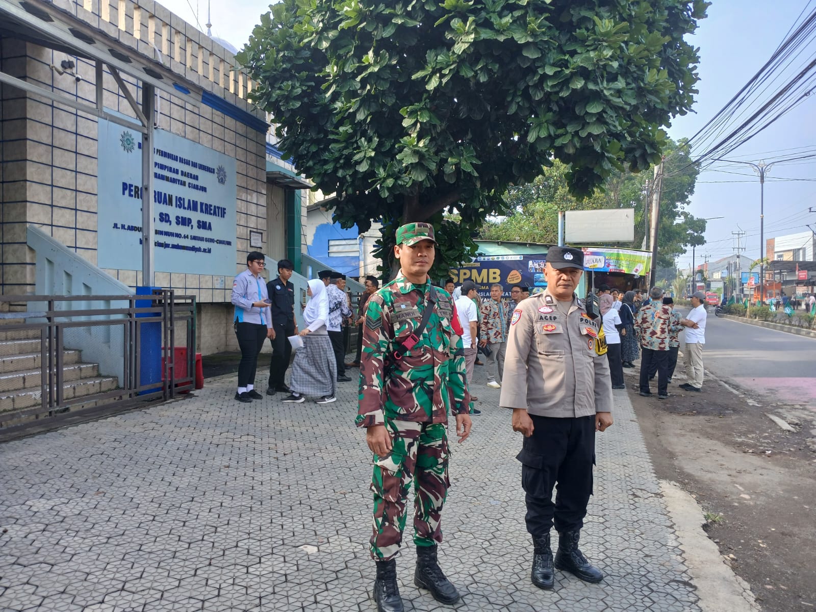 Babinsa Koramil 01/Kota Serka Handi Pastikan Kunjungan Kerja Mendikdasmen di Cianjur Berjalan Kondusif