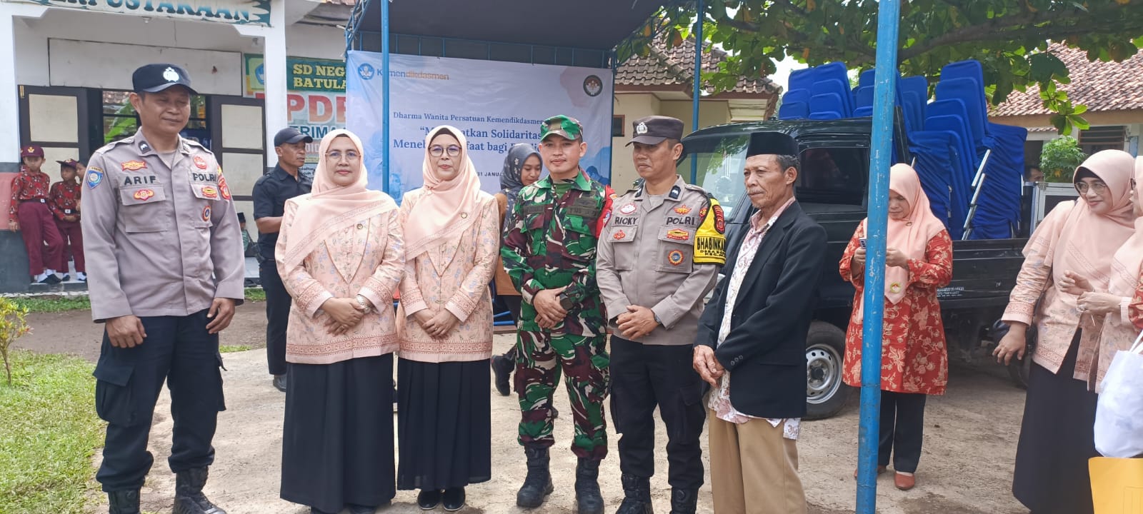 Pastikan Kelancaran Kunjungan Istri Mendikdasmen, Babinsa Bobojong Kawal Penyaluran Bantuan dan Trauma Healing