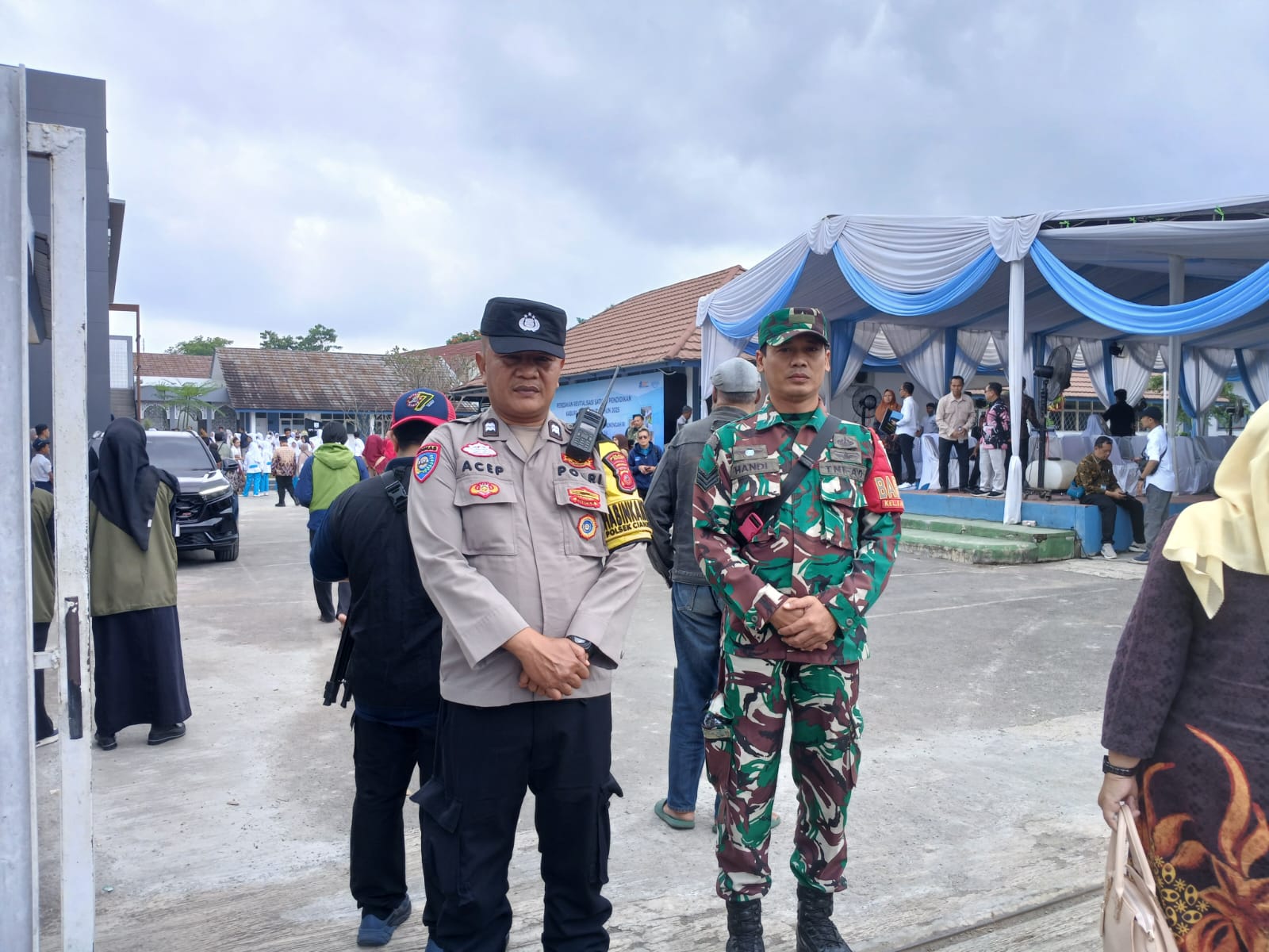 Kawal Peresmian Revitalisasi Pendidikan oleh Mendikdasmen, Serka Handi Pastikan SMK Kesehatan Cianjur Kondusif