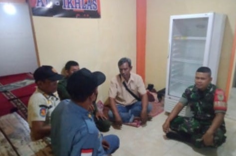 Pererat Sinergitas Keamanan, Serda Syukri Laksanakan Komsos Bersama Satlinmas di Desa Kertamukti