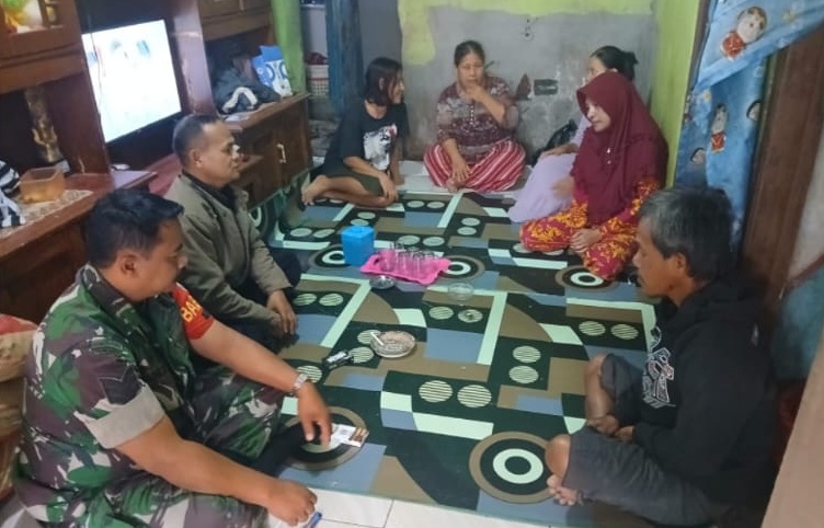 Pererat Tali Silaturahmi, Serka Dadan Riswanto Laksanakan Komsos Humanis Bersama Warga Sukatani