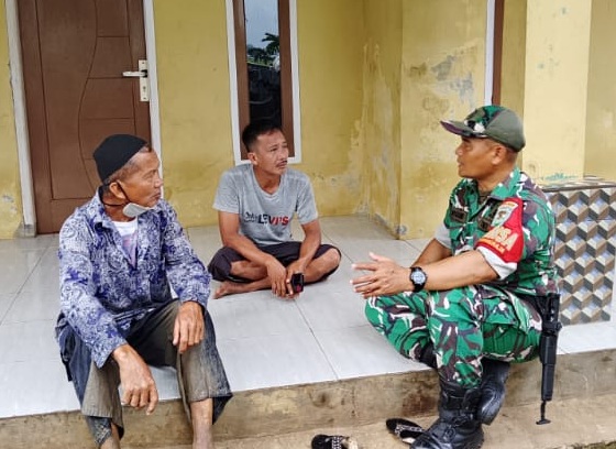 Perkuat Hubungan dengan Tokoh Masyarakat, Serma Eros Rosmana Laksanakan Komsos di Desa Sindangraja