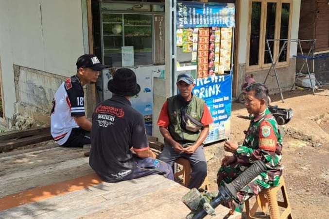 Bangun Kedekatan di Wilayah Binaan, Serka Adri Laksanakan Komsos Bersama Warga Bojong Petir