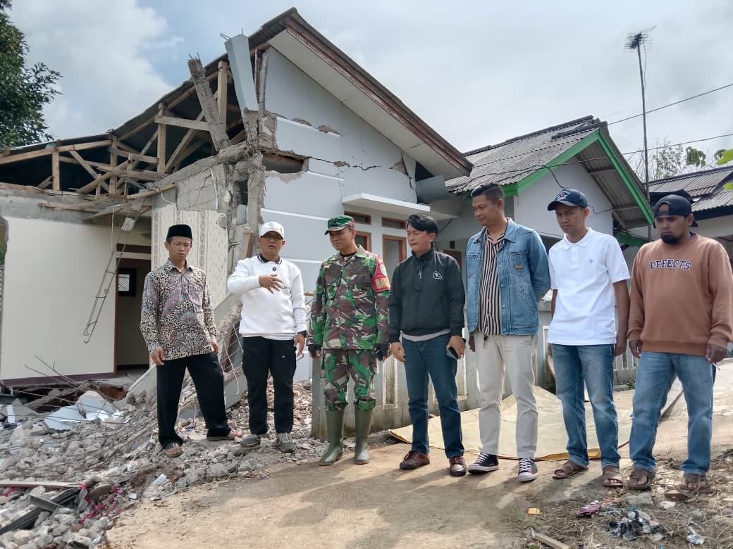 Kawal Pembangunan Jalan Longsor, Serka Sartono Dampingi Kunjungan Anggota DPRD Provinsi di Desa Cimenteng