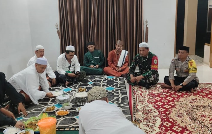 Pererat Silaturahmi dengan Tokoh Agama, Babinsa Koptu Joko S. Laksanakan Komsos di Ponpes Darul Palah
