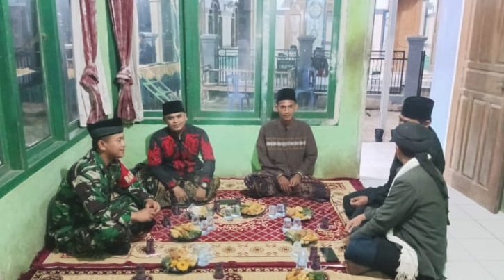 Jalin Kedekatan dengan Tokoh Agama, Serda Randi P. Perkokoh Silaturahmi di Desa Padaasih