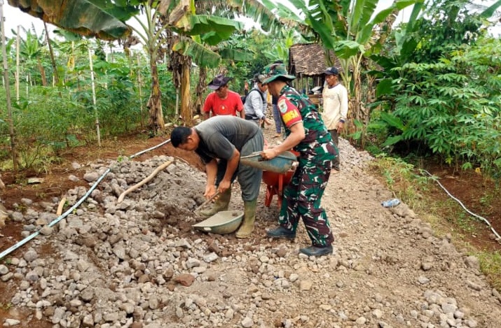 Wujudkan Akses Jalan Layak, Babinsa Koramil 0608-09/Ciranjang Bersama Warga Gelar Kerja Bakti Pengerasan Jalan