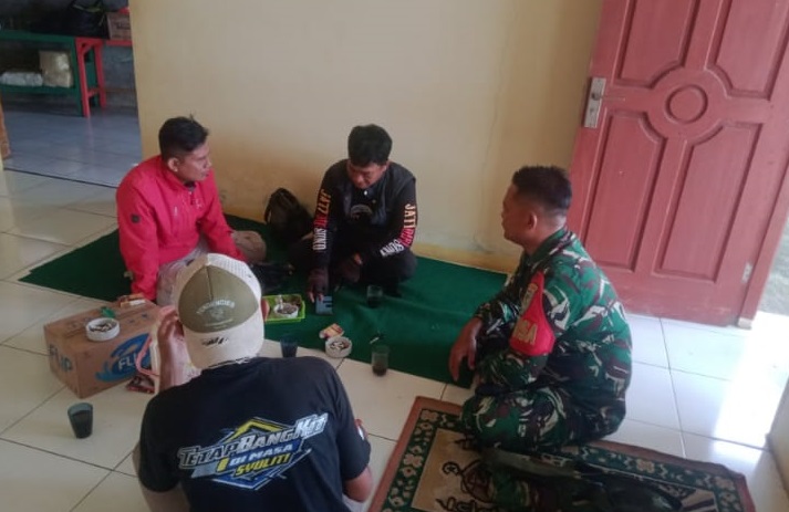 Pererat Silaturahmi, Sertu Asep Supriatna Laksanakan Komsos dengan Tokoh Pemuda Desa Panyusuhan