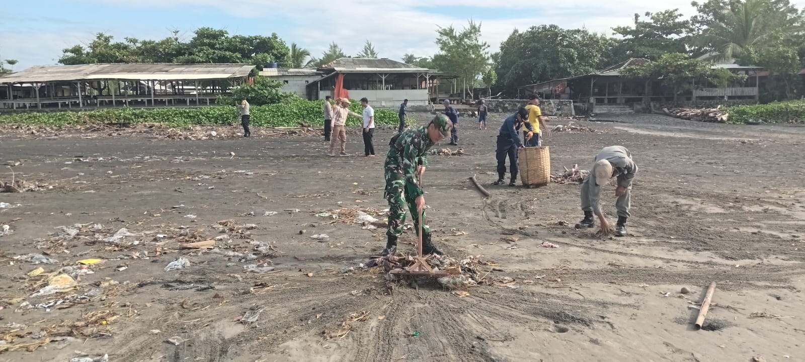 Aksi Bersih Pantai Apra, Serda Sopian Bersama Forkopimcam Wujudkan Lingkungan Asri