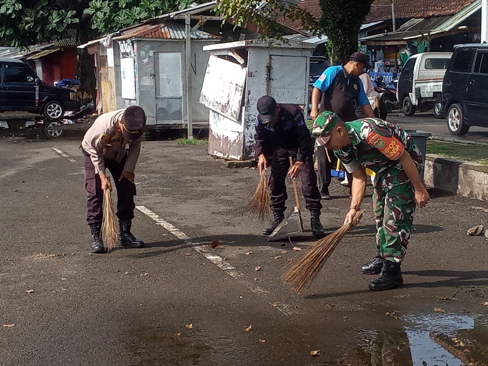 Sinergi TNI-Polri, Anggota Koramil 0608-01/Kota Terjun Langsung dalam Aksi Bakti Kebersihan di Terminal Pasir Hayam