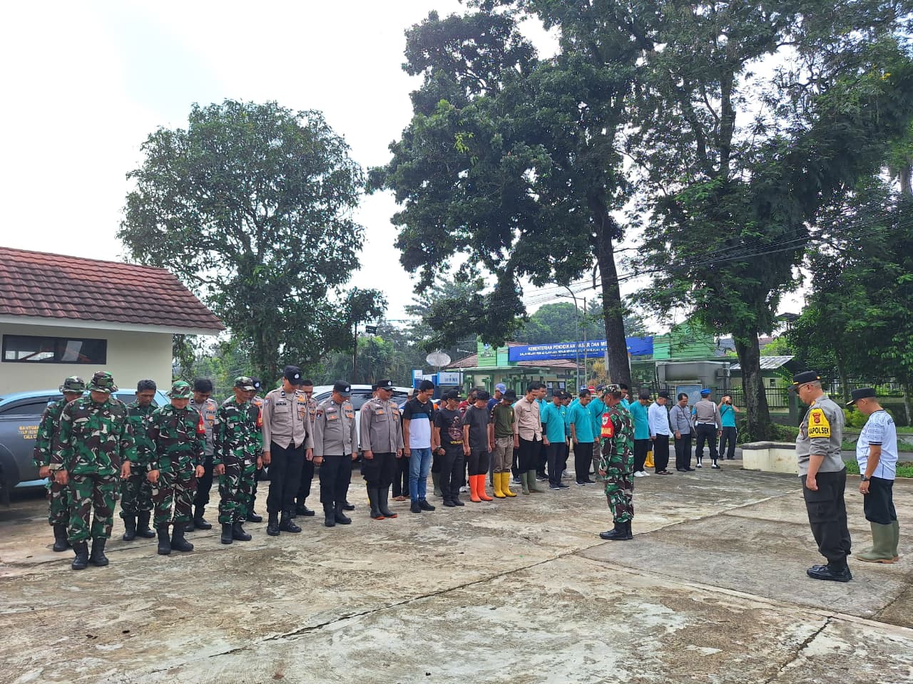 Sinergi TNI-Polri dan Pemerintah Kecamatan, Danramil 0608-08/Mande Pimpin Anggota dalam Aksi Bakti Kebersihan