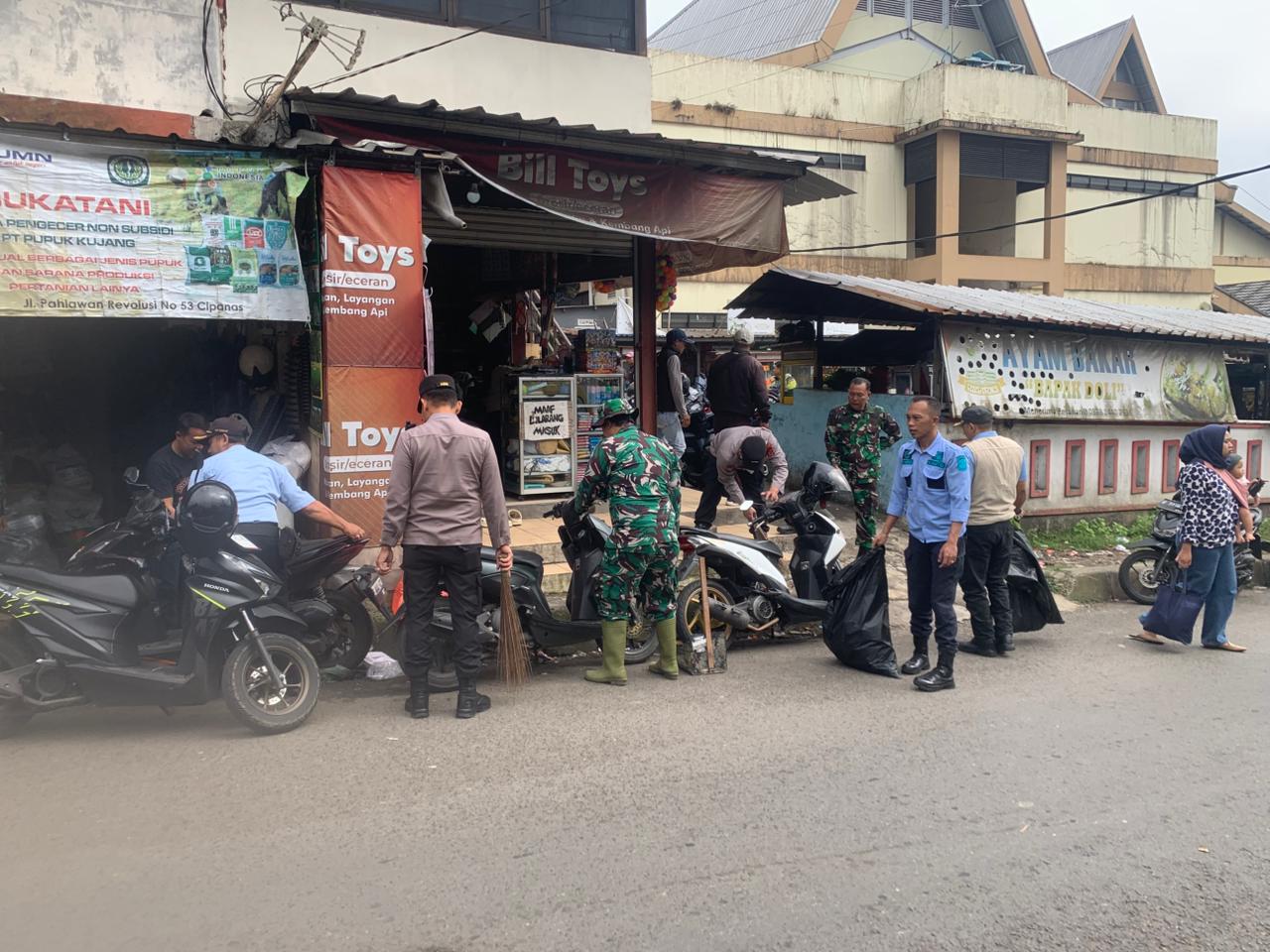 Perkuat Sinergitas, Kapten Kav. Marufin Pimpin Anggota Koramil 04/Cipanas dalam Aksi Bakti Kebersihan