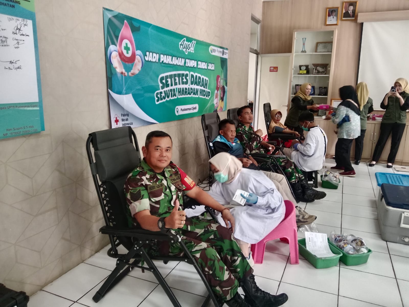 Aksi Kemanusiaan di PKM Cijedil: Serka Kholidin Turut Donorkan Darah Demi Keselamatan Sesama