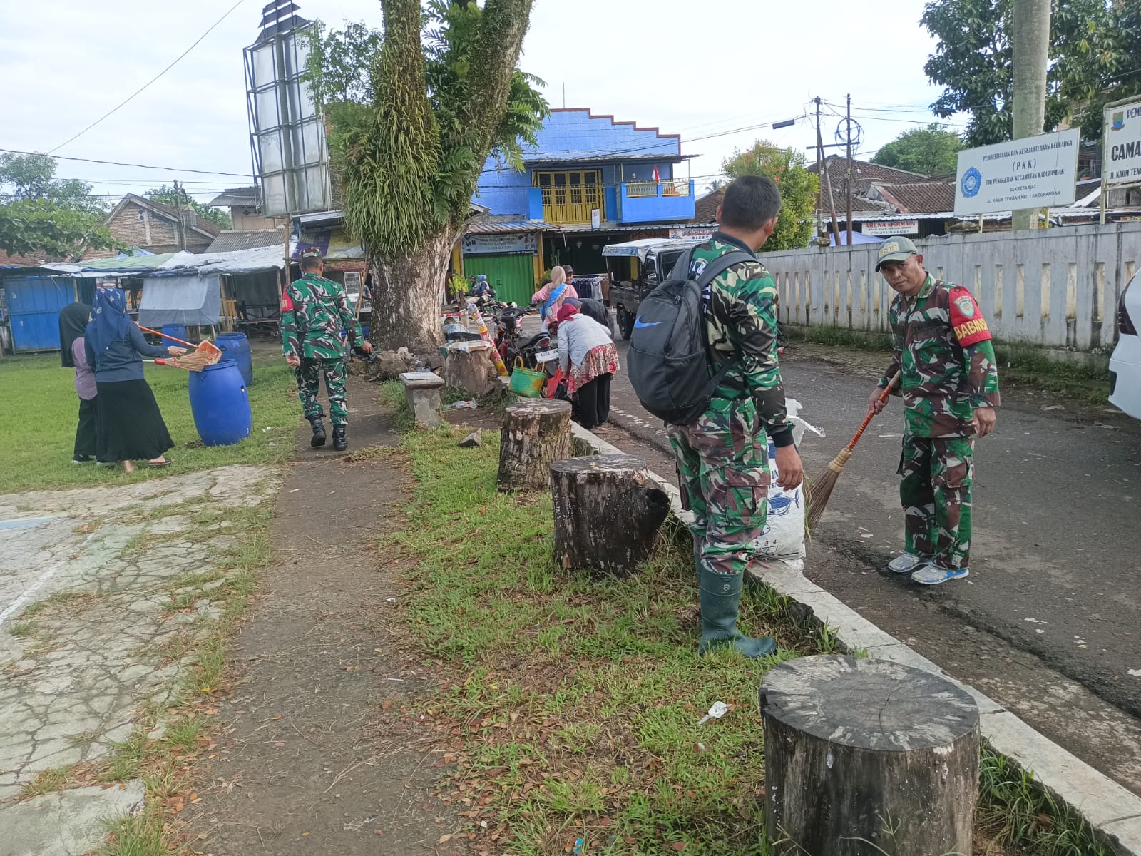 Tingkatkan Kebersihan Lingkungan, Anggota Koramil 14/Kadupandak Gelar Kerja Bakti di Alun-Alun