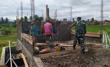 Wujudkan Layanan Kesehatan, Serka Sunarya Bahu-Membahu Bangun Posyandu di Desa Sukasirna