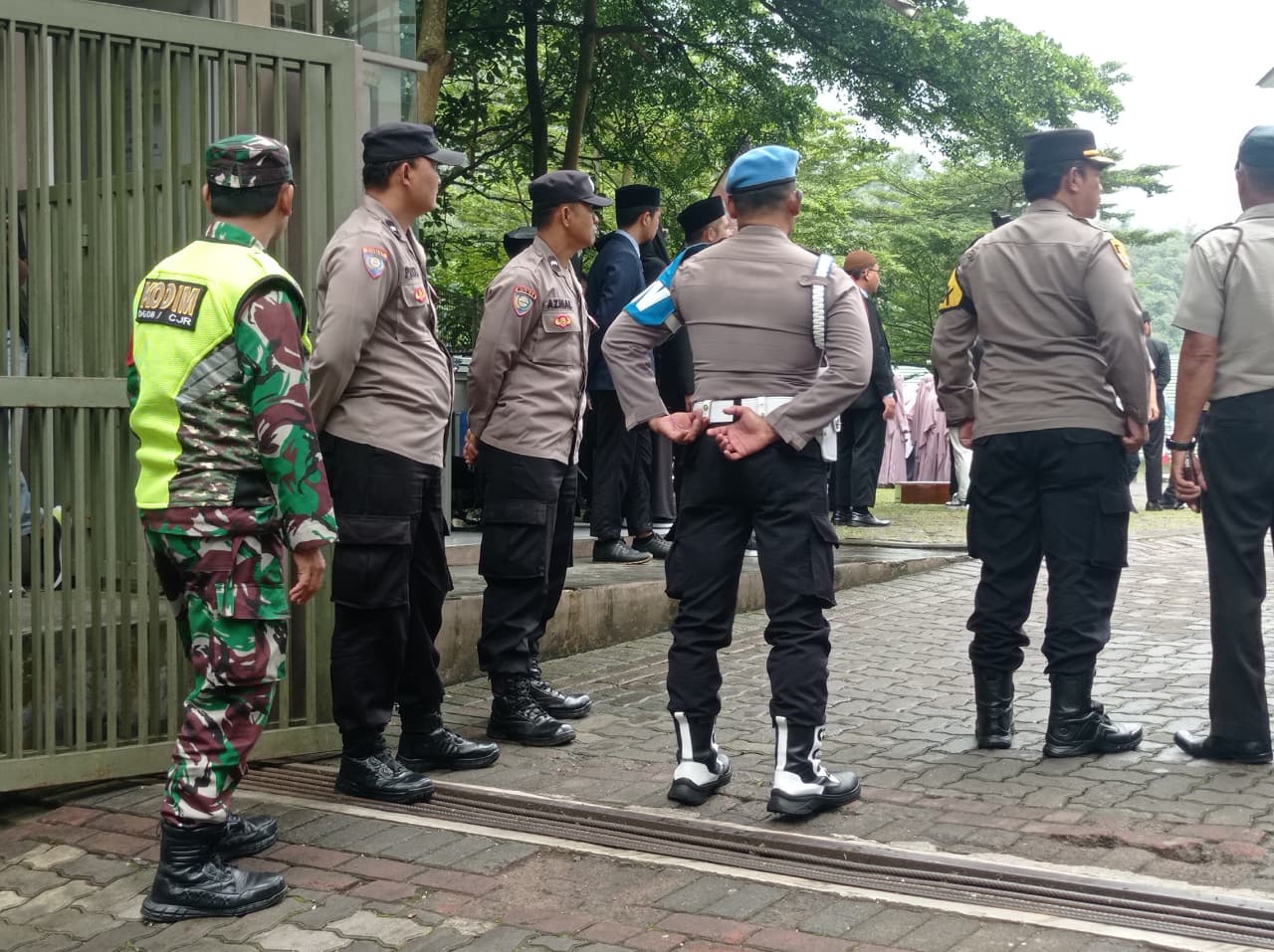 Sinergi Pengamanan TNI: Pelda Kiki Baihaqi Kawal Kunjungan Wakil Menteri Agama di Cugenang