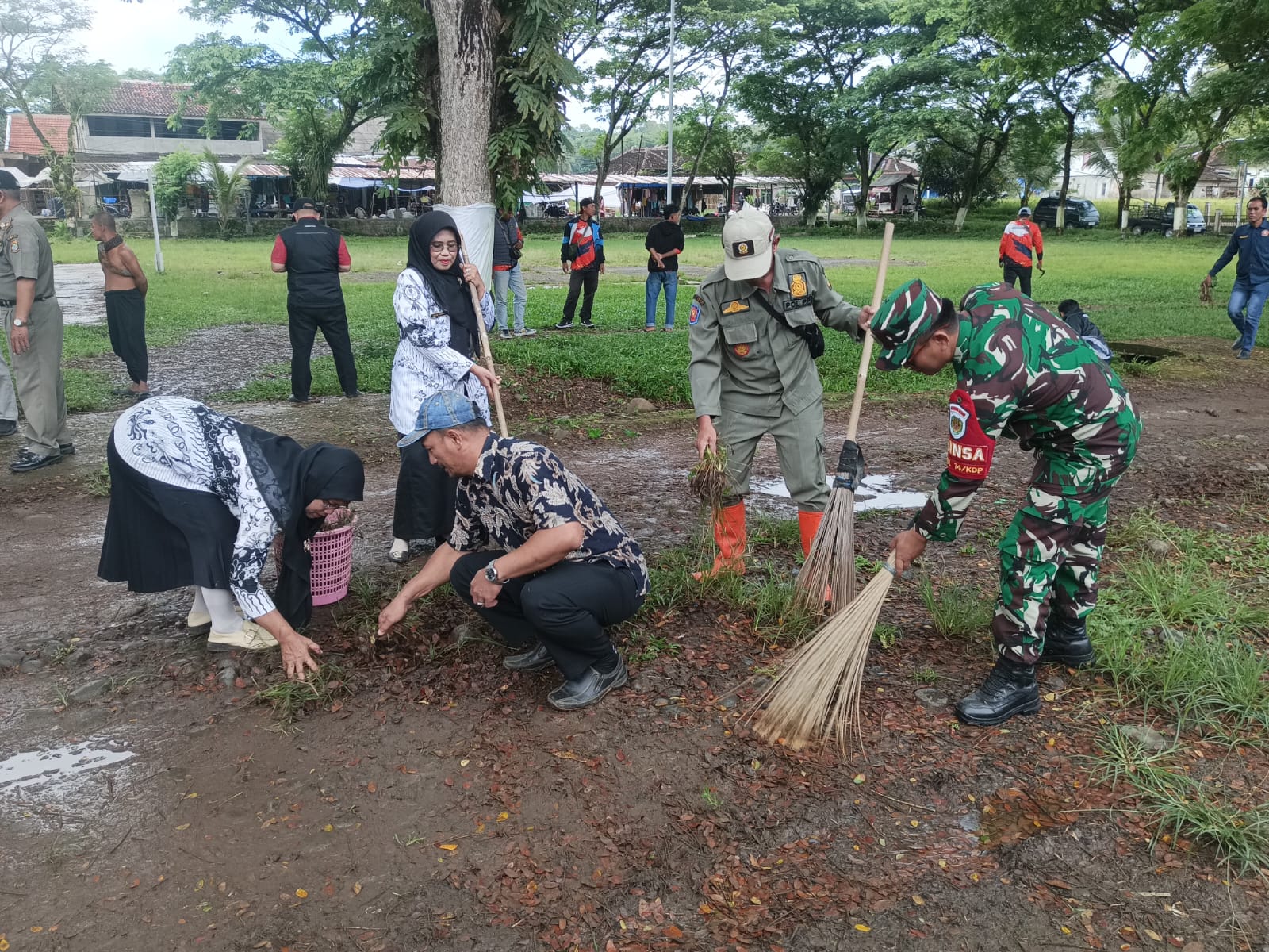Sinergi Tanpa Batas, Anggota Koramil 0608-14/Kadupandak Pelopori Aksi Bersih Alun-Alun Cijati