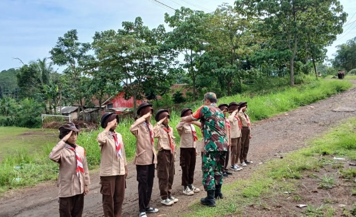 Tingkatkan Kedisiplinan Siswa, Babinsa Koramil 0608-09/Ciranjang Gelar Latihan PBB di SDN Nanggala 2