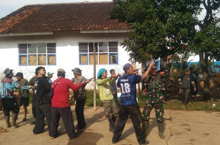 Dukung Ekonomi Kerakyatan, Sertu Awan Gunawan Pimpin Kerja Bakti Perobohan Bangunan untuk Koperasi Desa