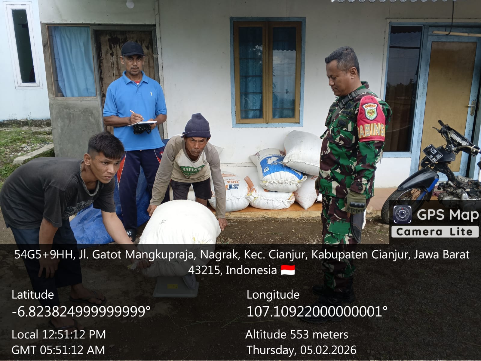 Dukung Ketahanan Pangan, Serka Yusuf Maulana Kawal Serapan Gabah Petani di Desa Nagrak