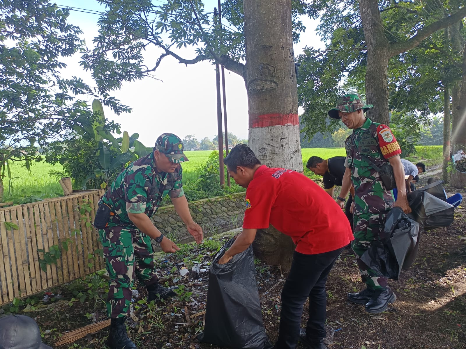 Perkuat Sinergitas, Koramil 0608-09/Ciranjang Pimpin Aksi Jumsih di Jalur Protokol Bandung-Cianjur