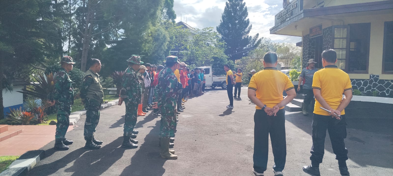 Koramil 0608-04/Cipanas Bersama Unsur Gabungan Gelar Karya Bakti Bersihkan Jalur Utama Hanjawar