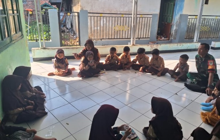 Tanamkan Karakter Sejak Dini, Babinsa Koramil 0608-11/Bojongpicung Berikan Materi di PAUD Seroja
