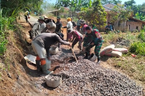 Wujudkan Infrastruktur Desa, Babinsa Koramil 0608-19/Takokak Bahu-Membahu Cor Jalan di Kp. Pamoyanan