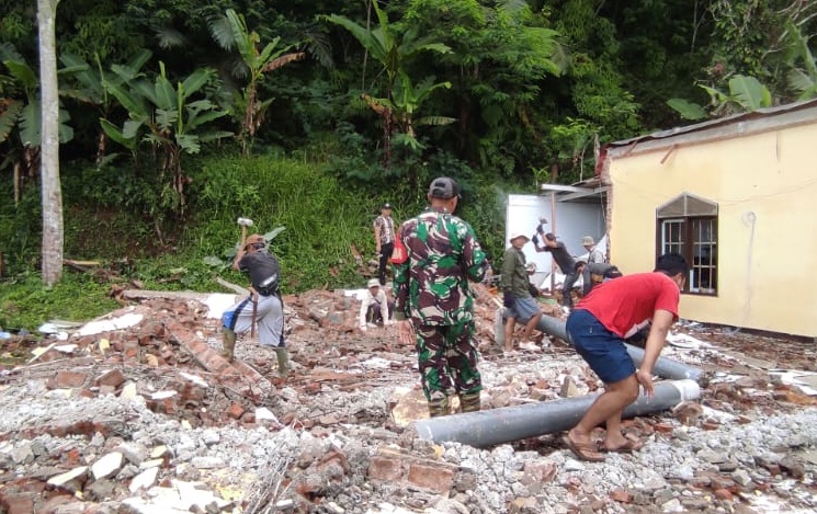 Aksi Nyata Serka Hery Supriatna: Pimpin Gotong Royong Pembongkaran Masjid di Desa Padasuka