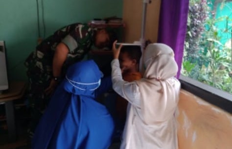 Peduli Kesehatan Generasi Bangsa: Serda Syukri Dampingi Penimbangan Balita di Desa Kertamukti