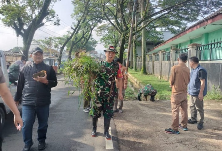 Serka Unang Gojali Gerakkan Semangat Gotong Royong, Bersihkan Lingkungan Kp. Cileueur