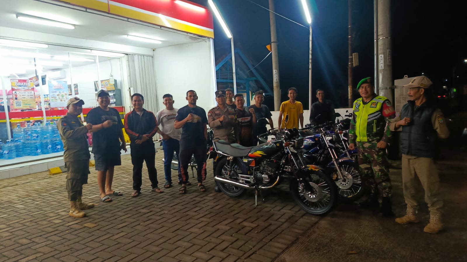 Jaga Kondusivitas Malam Minggu, Babinsa Koramil Mande dan Polsek Gelar Patroli Cipkon Gabungan