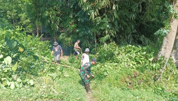 Sinergi Tanpa Batas: Serda Randi P Gerakkan Warga Desa Padaasih dalam Karya Bakti Pembersihan Jalan