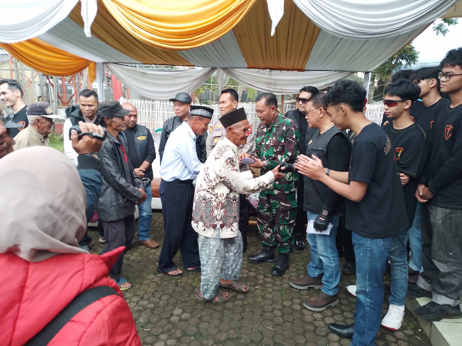 Sinergi TNI dan Masyarakat: Danramil Cipanas Dampingi Penyaluran Bansos Garda Mawar untuk ODGJ dan Lansia