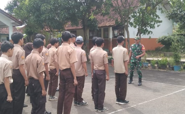 Bentuk Karakter Generasi Muda, Sertu Suryadi Berikan Pembinaan Teritorial di SMP Satap Mekarwangi