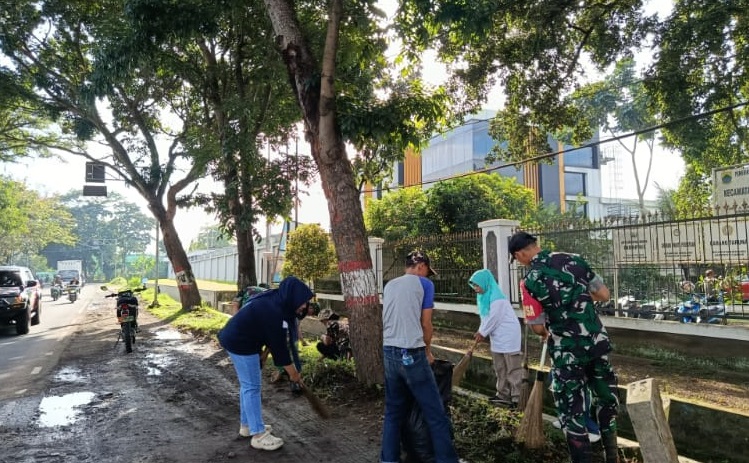 Wujudkan Lingkungan Bersih, Babinsa Karangwangi Serda Agus Sugandi Pelopori Korve Resik