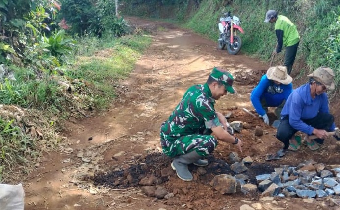 Aksi Nyata Serka Marsun: Bahu-Membahu Bersama Warga Perbaiki Infrastruktur Jalan di Desa Sindangresmi