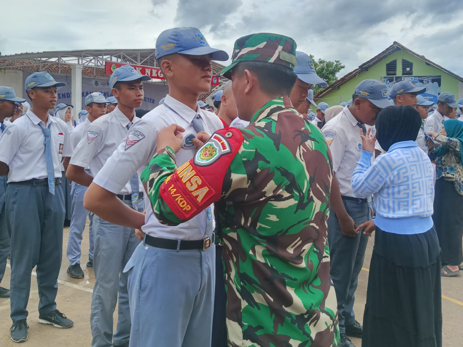 Lettu Inf I Made Tutup Pendidikan Akhlak dan Karakter SMKN 1 Cijati, Tekankan Disiplin sebagai Kunci Sukses