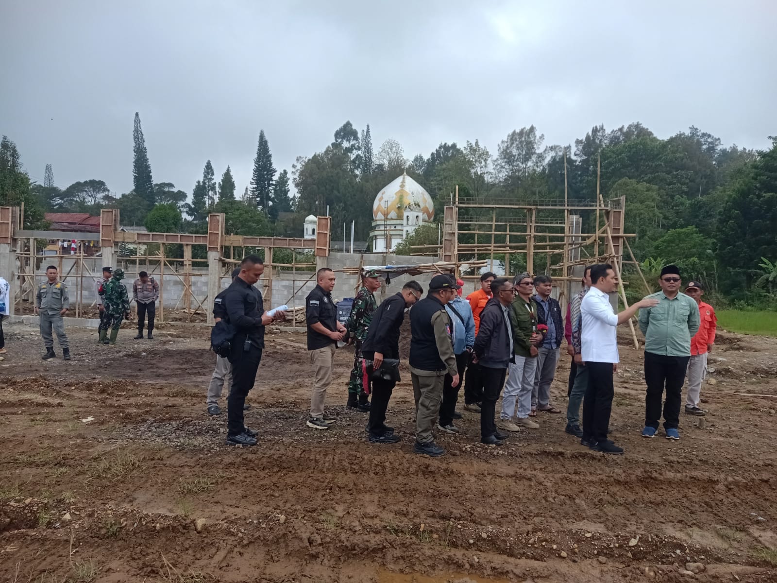 Kawal Aset Desa, Danramil 04/Cipanas Hadiri Penyerahan Sertifikat Tanah Kas Desa Cimacan oleh Bupati Cianjur