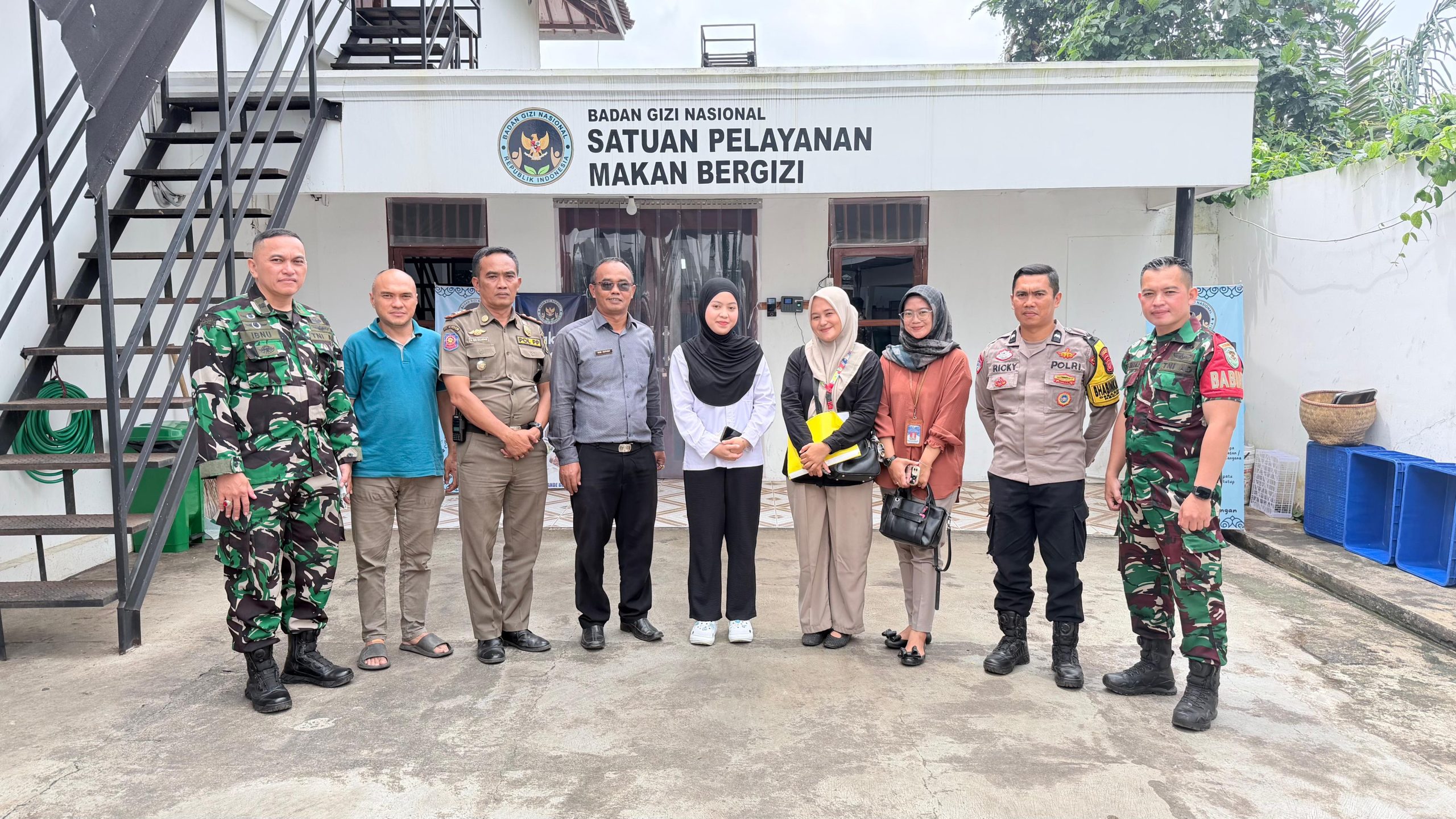 Kawal Kesehatan Masyarakat, Babinsa Desa Bobojong Dampingi Inspeksi Kesehatan Lingkungan di SPPG Bobojong 1